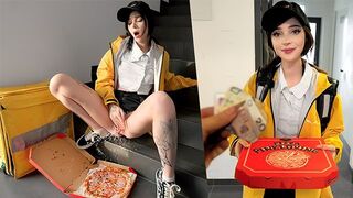 A pizza delivery guy had an intense encounter with a horny girl who squirted all over
