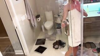 The girl came to sauna with her girlfriend and her stepmom