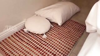 The best way to see a girl is to sleep in the same bed